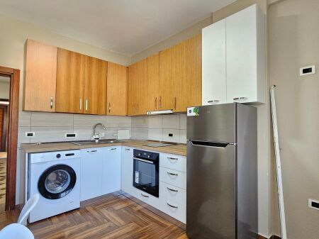 Jepet me Qira Apartament 2+1 | Fresk  Rruga Dalip Topi,  me sipërfaqe 70 m², i pozicionuar në katin e 2-të çmimi 40,000 leke