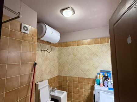 21-Dhjetori, jepet me qera apartament 2+1.