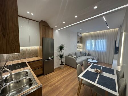 Tek Pazari i Ri,prane Optika Roma shitet apartament 1+1, 163,000Euro