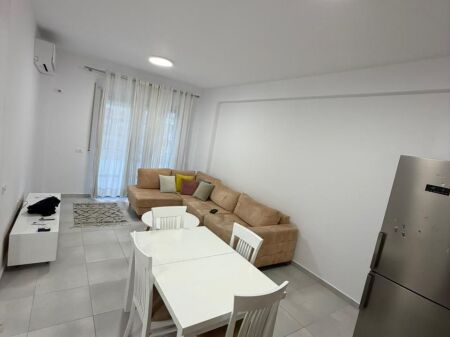 🏡 Jepet me qira apartament 2+1  📍 Kompleksi Golden Park ,përballë Amerikan 3 💰 Çmimi: 60.000 lek/muaj