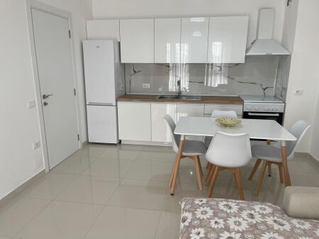 Jepet me Qira Apartament 1+1 – Farmacia 10 (Kompleksi Arlis) Kati 5 çmimi 50,000 lekë ideale për çift