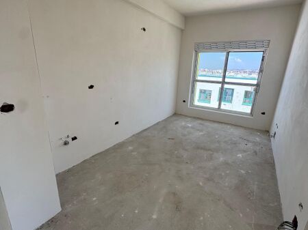 Shitet apartament 1+1