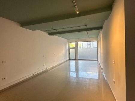 Business premises for rent are given at Pazari i Ri .
