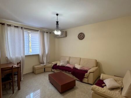 Jepet apartament 1+1+kuzhine e vecuar me qira tek Mozaiku i Tiranes , 21 Dhjetori , Rruga e Kavajes , Zogu i zi , Rruga e Durresit .