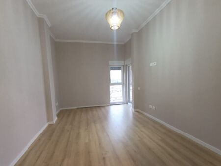 Shitje | Apartament 2 + 1 | prane Shkolla e Kuqe | 187000 €