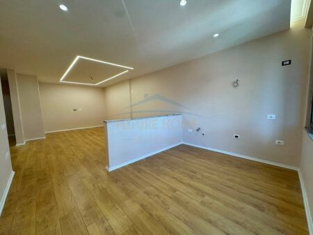 Shitet , Apartament 2+1, Ish Tregu Elektrik , Tirane .