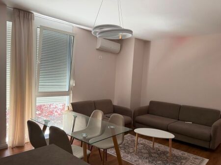 Rruga e Barrikadave, jepet me qera apartament 2+1 i sapo arreduar!