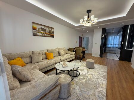  Ndodhet pranë Pallatit me Shigjeta.  Shitet apartament 2+2+1 me ballkon
