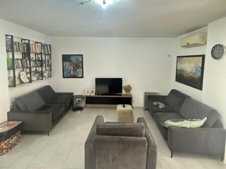 Jepet apartament 2+1 me qira tek Rruga e Kavajes , Rruga Naim Frasheri , 21 Dhjetori , Zogu i Zi .