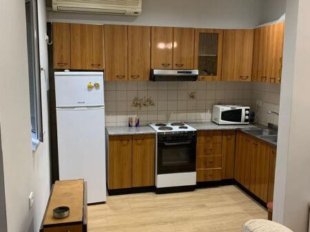 Ne bllok prane Tribekes jepet me qera apartament 1+1 i mobiluar
