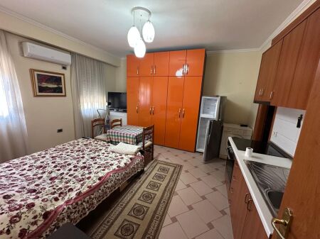 Rruga e Bogdaneve jepet me qera garsoniere 40m2,e mobiluar.40,000 Leke      