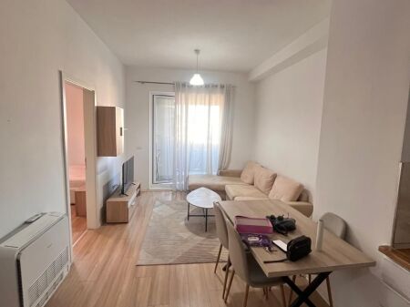 Appartamento 1+1 in Affitto presso Residenza Marga – Via Jordan Misja  Presso la Residenza Marga, in Via Jordan Misja, è in affitto un appartamento 1+1, completamente arredato e pronto per essere abitato. La zona offre un accesso rapido al Nuovo Viale, al centro di Tirana e a tutti i servizi necessari.  Organizzazione: Soggiorno insieme all'area cucina Balcone con uscita dal soggiorno 1 camera da letto 1 bagno  L'appartamento è offerto completamente arredato, offrendo comfort e funzionalità per una vita confortevole.
